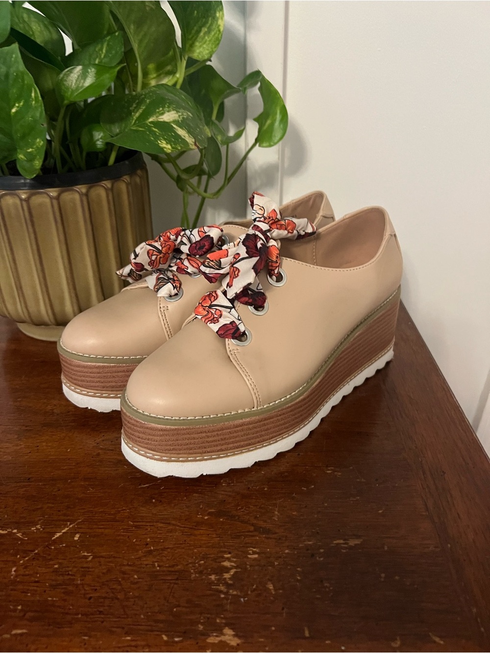 Shoe Dazzle Nude Platform Lace-Up Sneakers with Floral Scarf Laces size 7